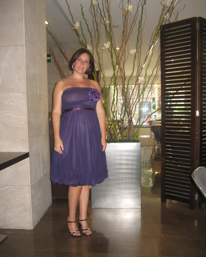 Manon en robe bustier violette, hall d’hôtel moderne