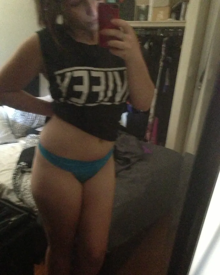 Rania en crop top noir et culotte turquoise, miroir selfie, chambre derrière